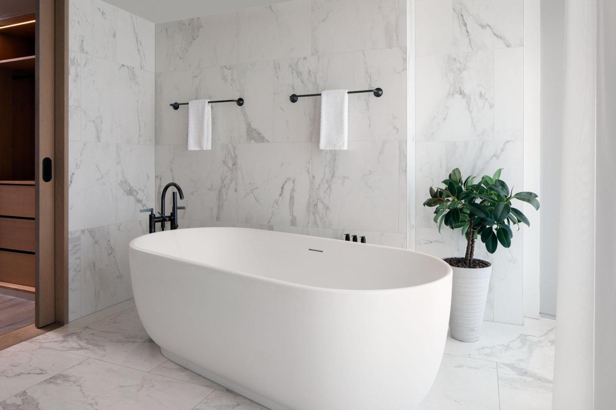 The Stratford, Autograph Collection Hotel London Kültér fotó A freestanding bathtub
